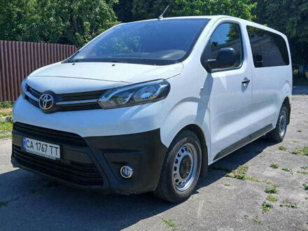 Белый Тойота Proace, объемом двигателя 2 л и пробегом 117 тыс. км за 21999 $, фото 1 на Automoto.ua