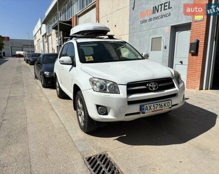 Белый Тойота РАВ 4, объемом двигателя 2 л и пробегом 168 тыс. км за 9432 $, фото 1 на Automoto.ua