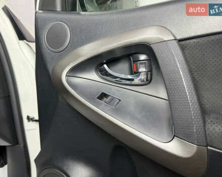 Белый Тойота РАВ 4, объемом двигателя 1.99 л и пробегом 157 тыс. км за 14200 $, фото 43 на Automoto.ua