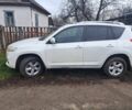 Белый Тойота РАВ 4, объемом двигателя 2.2 л и пробегом 300 тыс. км за 11000 $, фото 1 на Automoto.ua