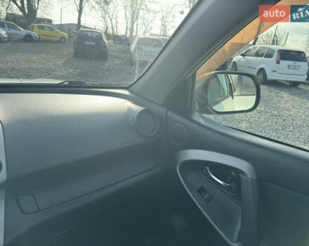 Білий Тойота РАВ 4, об'ємом двигуна 2 л та пробігом 190 тис. км за 12999 $, фото 27 на Automoto.ua