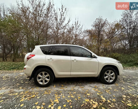 Белый Тойота РАВ 4, объемом двигателя 2 л и пробегом 186 тыс. км за 12999 $, фото 1 на Automoto.ua