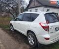 Белый Тойота РАВ 4, объемом двигателя 2.2 л и пробегом 300 тыс. км за 11000 $, фото 1 на Automoto.ua