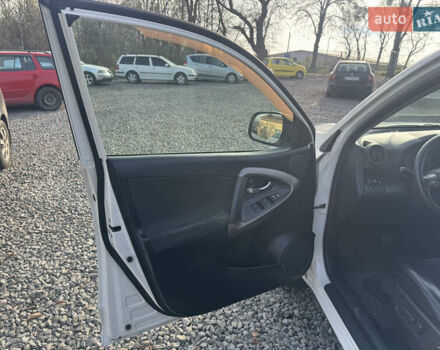 Білий Тойота РАВ 4, об'ємом двигуна 2 л та пробігом 190 тис. км за 12999 $, фото 32 на Automoto.ua