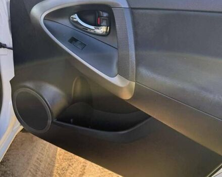 Білий Тойота РАВ 4, об'ємом двигуна 2 л та пробігом 128 тис. км за 15399 $, фото 11 на Automoto.ua