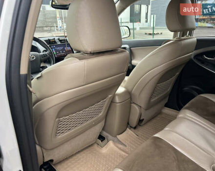 Белый Тойота РАВ 4, объемом двигателя 2 л и пробегом 156 тыс. км за 13950 $, фото 7 на Automoto.ua