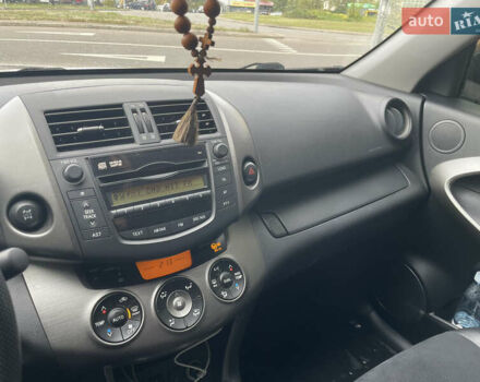 Белый Тойота РАВ 4, объемом двигателя 2 л и пробегом 122 тыс. км за 13900 $, фото 27 на Automoto.ua