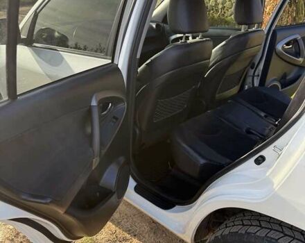 Білий Тойота РАВ 4, об'ємом двигуна 2 л та пробігом 128 тис. км за 15399 $, фото 8 на Automoto.ua