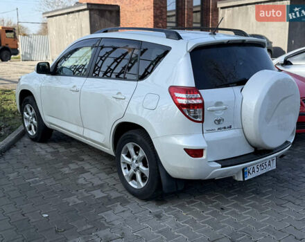 Белый Тойота РАВ 4, объемом двигателя 2 л и пробегом 170 тыс. км за 12400 $, фото 1 на Automoto.ua