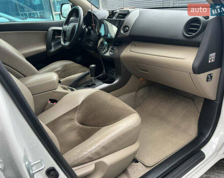 Белый Тойота РАВ 4, объемом двигателя 2 л и пробегом 156 тыс. км за 13950 $, фото 25 на Automoto.ua