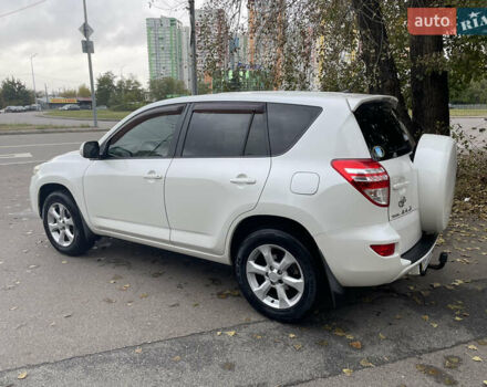 Белый Тойота РАВ 4, объемом двигателя 2 л и пробегом 122 тыс. км за 13900 $, фото 1 на Automoto.ua