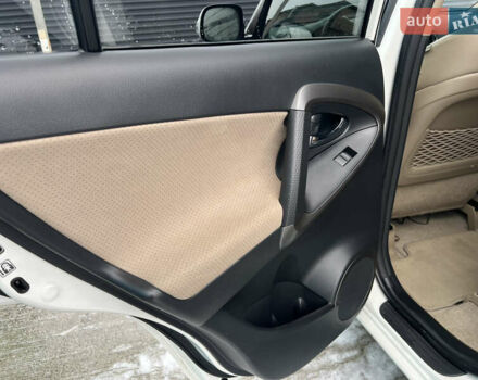 Белый Тойота РАВ 4, объемом двигателя 2 л и пробегом 156 тыс. км за 13950 $, фото 28 на Automoto.ua