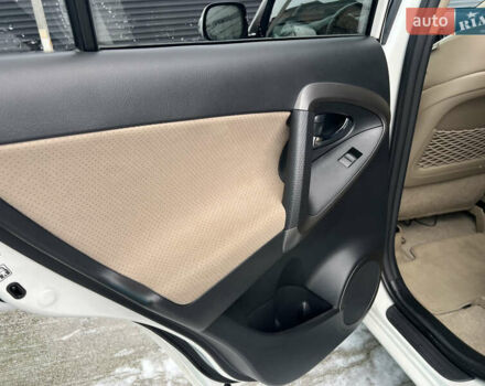 Белый Тойота РАВ 4, объемом двигателя 2 л и пробегом 156 тыс. км за 13950 $, фото 27 на Automoto.ua