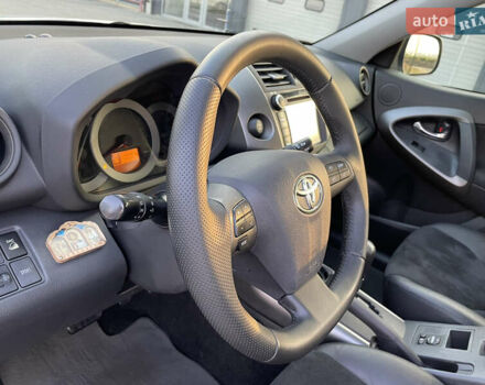 Білий Тойота РАВ 4, об'ємом двигуна 2 л та пробігом 174 тис. км за 13000 $, фото 32 на Automoto.ua