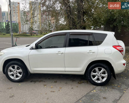 Белый Тойота РАВ 4, объемом двигателя 2 л и пробегом 122 тыс. км за 13900 $, фото 2 на Automoto.ua