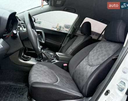 Белый Тойота РАВ 4, объемом двигателя 2.2 л и пробегом 227 тыс. км за 11900 $, фото 6 на Automoto.ua