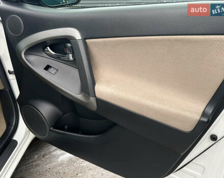 Белый Тойота РАВ 4, объемом двигателя 2 л и пробегом 156 тыс. км за 13950 $, фото 26 на Automoto.ua