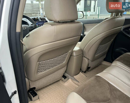 Белый Тойота РАВ 4, объемом двигателя 2 л и пробегом 156 тыс. км за 13950 $, фото 6 на Automoto.ua