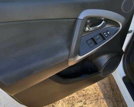 Білий Тойота РАВ 4, об'ємом двигуна 2 л та пробігом 128 тис. км за 15399 $, фото 10 на Automoto.ua