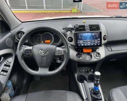 Белый Тойота РАВ 4, объемом двигателя 2.23 л и пробегом 218 тыс. км за 12000 $, фото 2 на Automoto.ua