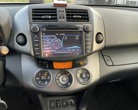 Білий Тойота РАВ 4, об'ємом двигуна 2 л та пробігом 174 тис. км за 13000 $, фото 13 на Automoto.ua
