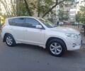 Белый Тойота РАВ 4, объемом двигателя 2 л и пробегом 150 тыс. км за 12950 $, фото 1 на Automoto.ua
