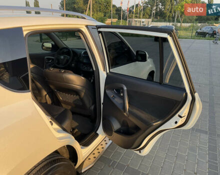 Білий Тойота РАВ 4, об'ємом двигуна 2 л та пробігом 174 тис. км за 13000 $, фото 20 на Automoto.ua