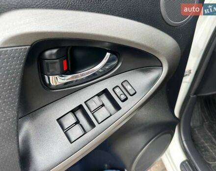 Белый Тойота РАВ 4, объемом двигателя 2 л и пробегом 128 тыс. км за 15500 $, фото 9 на Automoto.ua