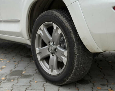 Белый Тойота РАВ 4, объемом двигателя 2.23 л и пробегом 185 тыс. км за 13300 $, фото 5 на Automoto.ua