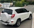 Білий Тойота РАВ 4, об'ємом двигуна 2 л та пробігом 150 тис. км за 14986 $, фото 4 на Automoto.ua