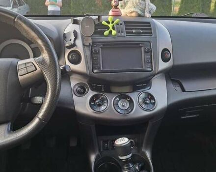 Білий Тойота РАВ 4, об'ємом двигуна 2 л та пробігом 208 тис. км за 12000 $, фото 4 на Automoto.ua