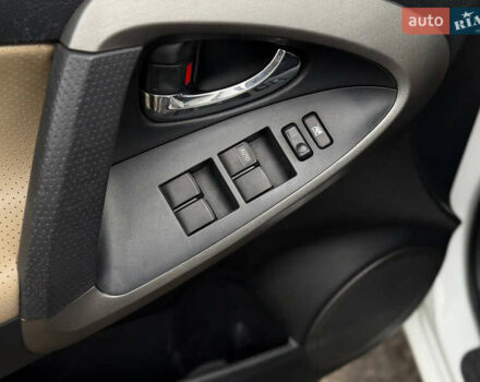 Білий Тойота РАВ 4, об'ємом двигуна 2 л та пробігом 173 тис. км за 12499 $, фото 4 на Automoto.ua