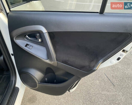 Тойота РАВ 4 2012 в Киеве на Automoto.ua Белый Тойота РАВ 4, объемом двигателя 1.99 л и пробегом 125 тыс. км за 16500 $, фото 13 на Automoto.ua