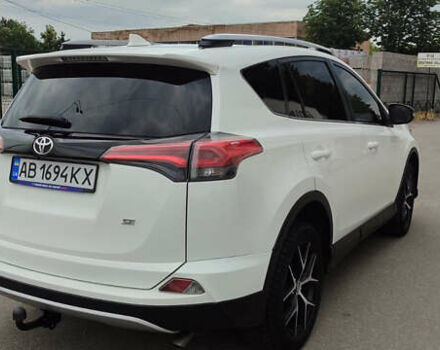 Тойота РАВ 4 2015 в Виннице на Automoto.ua Белый Тойота РАВ 4, объемом двигателя 2.49 л и пробегом 195 тыс. км за 17600 $, фото 5 на Automoto.ua
