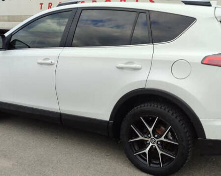 Тойота РАВ 4 2015 в Виннице на Automoto.ua Белый Тойота РАВ 4, объемом двигателя 2.49 л и пробегом 195 тыс. км за 17600 $, фото 2 на Automoto.ua