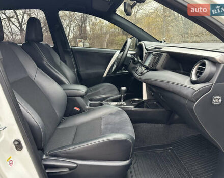 Белый Тойота РАВ 4, объемом двигателя 2.2 л и пробегом 190 тыс. км за 20600 $, фото 13 на Automoto.ua