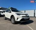Білий Тойота РАВ 4, об'ємом двигуна 2.49 л та пробігом 100 тис. км за 17000 $, фото 1 на Automoto.ua