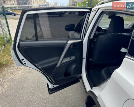 Тойота РАВ 4 2016 у Києві на Automoto.ua Білий Тойота РАВ 4, об'ємом двигуна 2.49 л та пробігом 173 тис. км за 17200 $, фото 23 на Automoto.ua