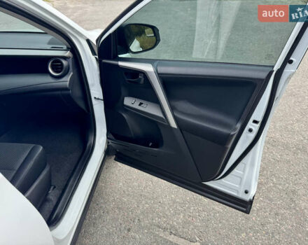 Тойота РАВ 4 2016 у Києві на Automoto.ua Білий Тойота РАВ 4, об'ємом двигуна 2.49 л та пробігом 173 тис. км за 17200 $, фото 34 на Automoto.ua