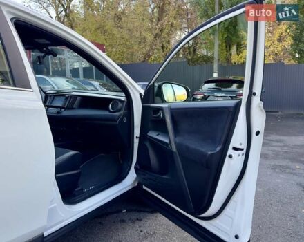 Тойота РАВ 4 2016 в Киеве на Automoto.ua Белый Тойота РАВ 4, объемом двигателя 2.5 л и пробегом 165 тыс. км за 22200 $, фото 20 на Automoto.ua
