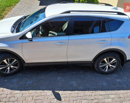 Тойота РАВ 4 2016 в Ужгороде на Automoto.ua Белый Тойота РАВ 4, объемом двигателя 1.99 л и пробегом 119 тыс. км за 20500 $, фото 2 на Automoto.ua