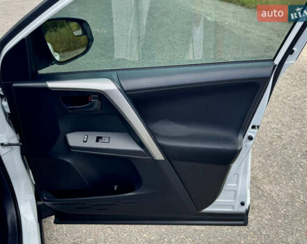 Тойота РАВ 4 2016 у Києві на Automoto.ua Білий Тойота РАВ 4, об'ємом двигуна 2.49 л та пробігом 173 тис. км за 17200 $, фото 35 на Automoto.ua