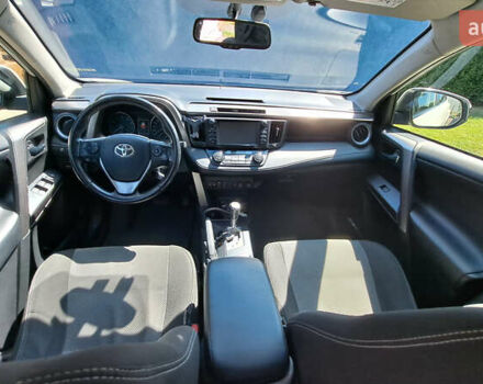 Тойота РАВ 4 2016 в Ужгороде на Automoto.ua Белый Тойота РАВ 4, объемом двигателя 1.99 л и пробегом 119 тыс. км за 20500 $, фото 13 на Automoto.ua