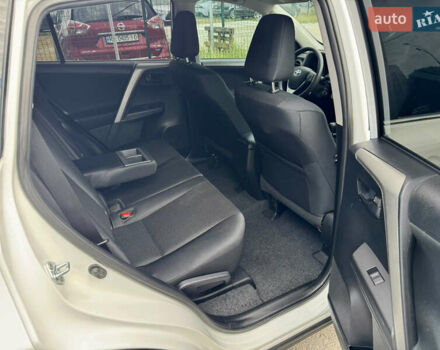 Тойота РАВ 4 2016 у Києві на Automoto.ua Білий Тойота РАВ 4, об'ємом двигуна 2.49 л та пробігом 173 тис. км за 17200 $, фото 32 на Automoto.ua