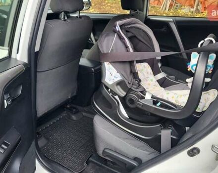 Белый Тойота РАВ 4, объемом двигателя 2 л и пробегом 250 тыс. км за 19500 $, фото 3 на Automoto.ua