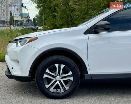 Тойота РАВ 4 2016 у Києві на Automoto.ua Білий Тойота РАВ 4, об'ємом двигуна 2.49 л та пробігом 173 тис. км за 17200 $, фото 80 на Automoto.ua