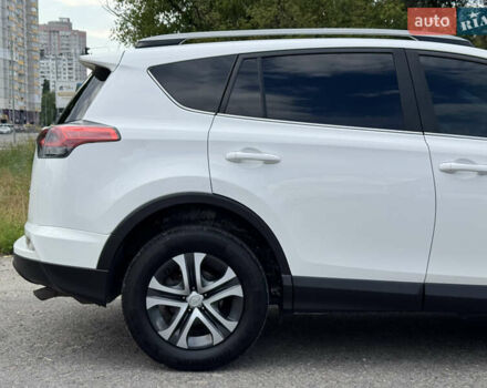 Тойота РАВ 4 2016 у Києві на Automoto.ua Білий Тойота РАВ 4, об'ємом двигуна 2.49 л та пробігом 173 тис. км за 17200 $, фото 78 на Automoto.ua