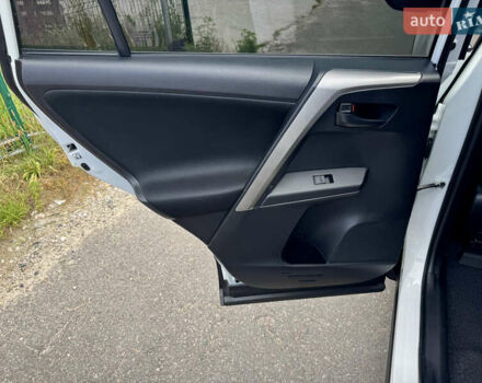 Тойота РАВ 4 2016 у Києві на Automoto.ua Білий Тойота РАВ 4, об'ємом двигуна 2.49 л та пробігом 173 тис. км за 17200 $, фото 24 на Automoto.ua