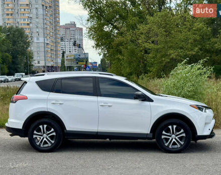 Тойота РАВ 4 2016 у Києві на Automoto.ua Білий Тойота РАВ 4, об'ємом двигуна 2.49 л та пробігом 173 тис. км за 17200 $, фото 6 на Automoto.ua