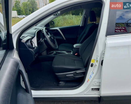 Тойота РАВ 4 2016 у Києві на Automoto.ua Білий Тойота РАВ 4, об'ємом двигуна 2.49 л та пробігом 173 тис. км за 17200 $, фото 18 на Automoto.ua